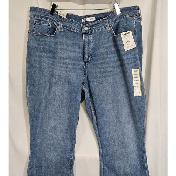 Levis Signature Totally Shaping Bootcut Light Wash High Rise Jeans 36x30 NWT - Picture 2 of 10